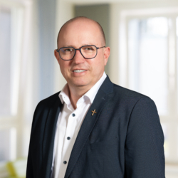 Portraitaufnahme von Diakon Frank Kühbacher