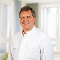 Portraitaufnahme von Dr. med Jörg Sauer