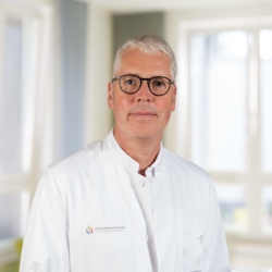 Portraitaufnahme von Dr. Roman Pförtner